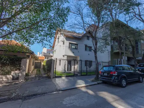 Casa en venta en La Lucila, de Libertador al Rio como a estrenar.