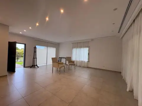 Casa en Venta con 4 cocheras