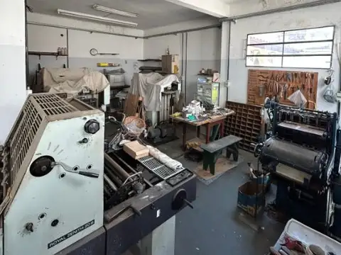 Galpón con vivienda al fondo en venta sobre Avenida en Bernal