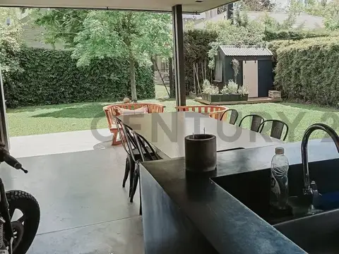 Casa en Venta con 2 cocheras