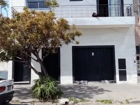 CASA DE 8 AMBIENTES, 3 BAÑOS Y 2 COCINAS, IDEAL FAMILIA NUMEROSA.