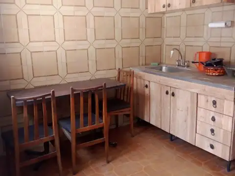 CASA DE 8 AMBIENTES, 3 BAÑOS Y 2 COCINAS, IDEAL FAMILIA NUMEROSA.