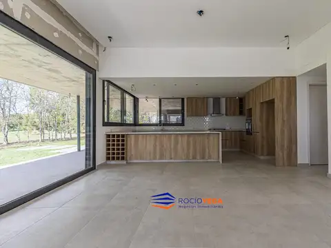 Casa en Alquiler con 2 cocheras