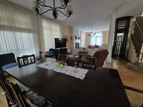 Casa 9 ambientes con 4 baños