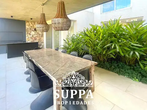 Casa en Venta con 5 cocheras