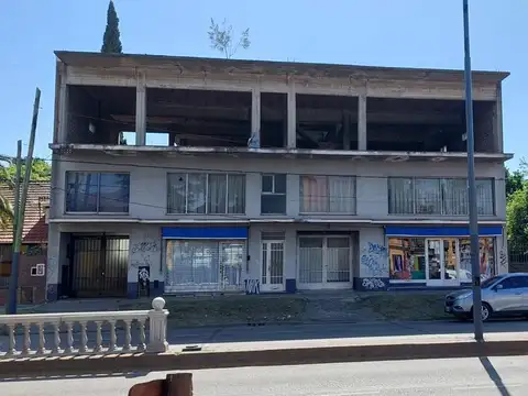 Av. Hipólito Yrigoyen al 13000