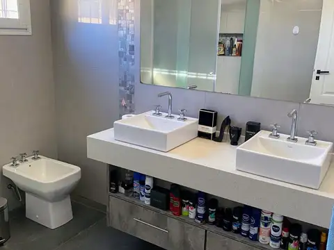 Casa en Venta en Saavedra (Zarate), USD 160.000