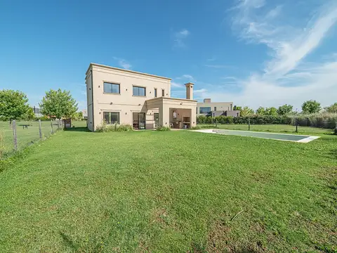 Casa en Venta con 2 cocheras