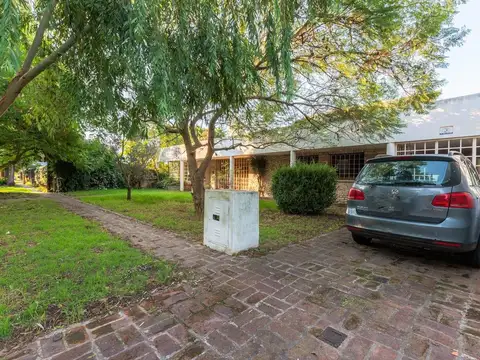 CASA EN VENTA GONNET 4 DORMITORIOS CON GRAN LOTE