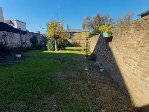 VENTA CASA CON AMPLIO TERRENO - HUMBOLDT.-