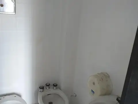 Local en Alquiler en Luis Agote, $ 1.800.000