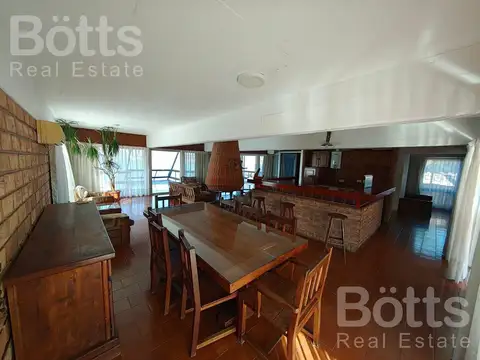 Casa en Venta con 3 cocheras