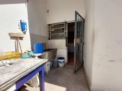 Venta casa 3 ambientes, cochera y jardín en Olivos