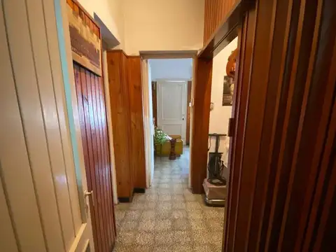 Casa 8 ambientes con 2 baños