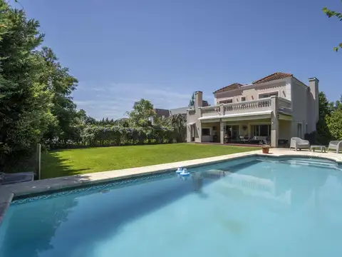 Casa en  Barrio Privado / La Montura