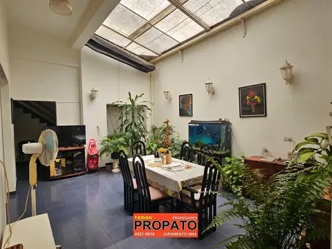 Amplio ph de 3 ambientes al frente en PB con entrada independiente, patio semi-cubierto y 3 baños 