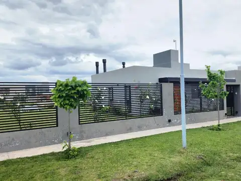 Importante casa de dos habitaciones, gran terreno, pileta, en zona privilegiada  