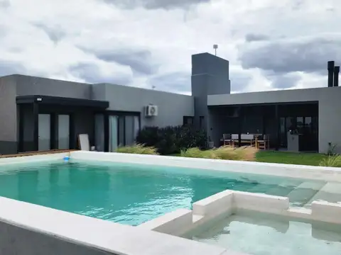 Importante casa de dos habitaciones, gran terreno, pileta, en zona privilegiada  