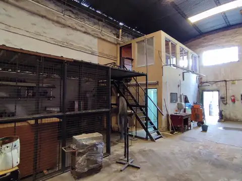 Galpón 342 m2 cubiertos. 500 m2 totales. Oficinas y vestuarios