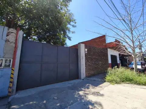 Galpón 342 m2 cubiertos. 500 m2 totales. Oficinas y vestuarios