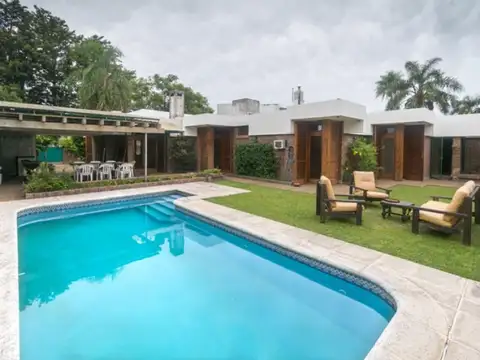 Casa en Venta con 2 cocheras