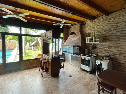 Casa 5 ambientes con 2 baños