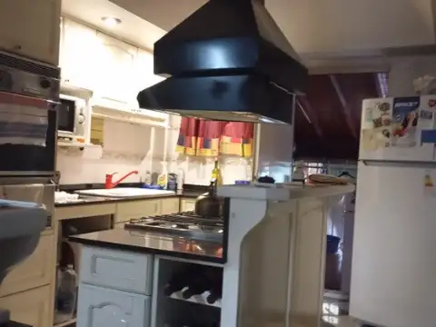 PISO EN VENTA DE 4 AMBIENTES EN MORON CENTRO