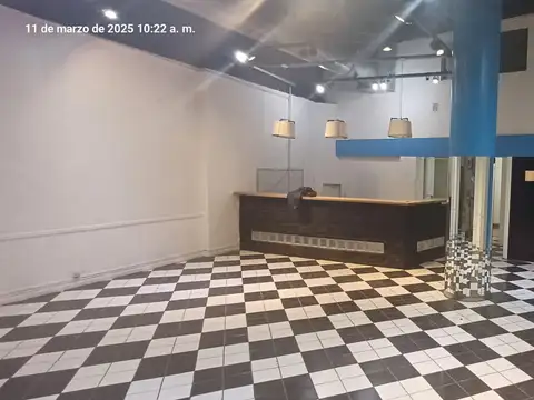 Amplio Local en Galeria del Este. 97m2 en planta mas entrepiso. Apto gastronomía. Cocina y 3 baños.