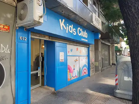  VENTA   Local de 220 m2 con gran Vidriera - Alquilado con buena Renta!
