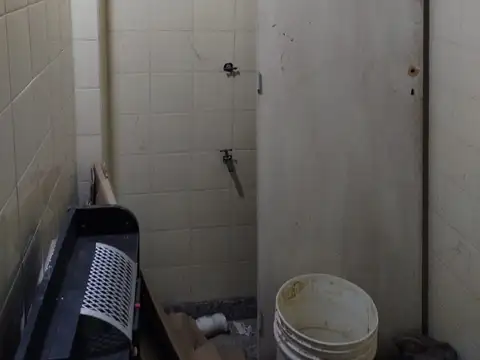 LOCAL 80 M2  A LA CALLE.