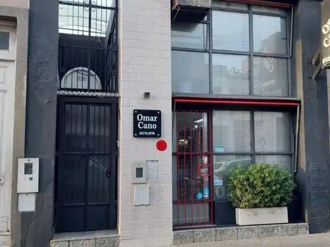 Casa 2 dorm y patio + local comercial en el centro