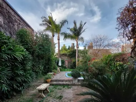 Casa 8 ambientes con 2 baños