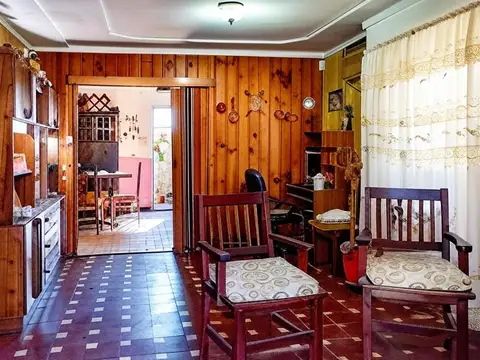 VENTA DE CASA 4 AMBIENTES EN BERNAL OESTE