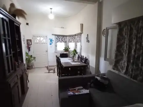 OPORTUNIDAD! CASA DE ESQUINA