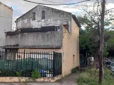 OPORTUNIDAD! CASA DE ESQUINA