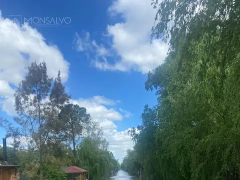 Casa edificada en dos terrenos. Excelente propiedad!
