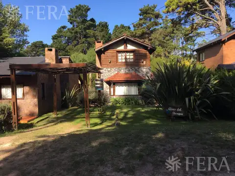 Venta de casa de 3 ambientes con jardín y cochera en Mar Azul