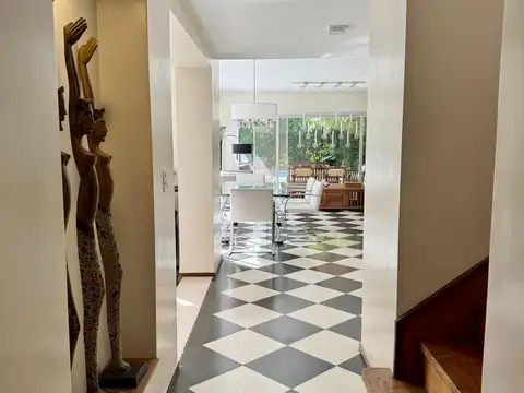 Casa en Venta con 3 cocheras