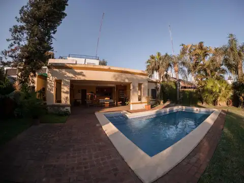 Casa en Venta con 3 cocheras
