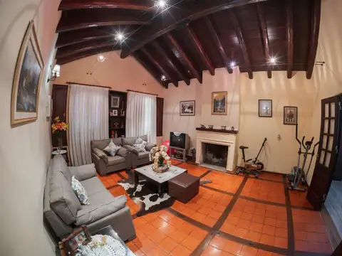 Casa con hermoso parque en corrientes al 1000