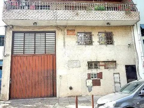 SOLIDO GALPON DE 2500 M2 CON SALIDA DOS CALLES