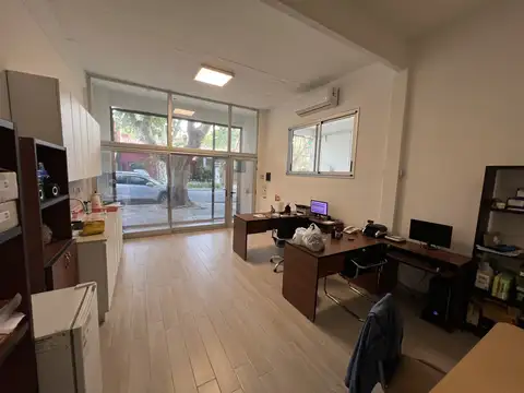 Martínez: a Nuevo: 34 m² Cubiertos. a 3 Cuadras de Av Santa Fe, Gran Vidriera. Aire Acond, Luces