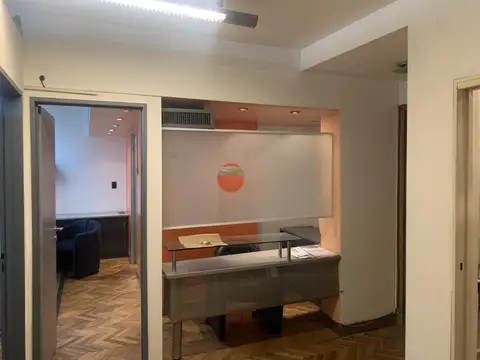 Oficina 5 ambientes con 2 baños