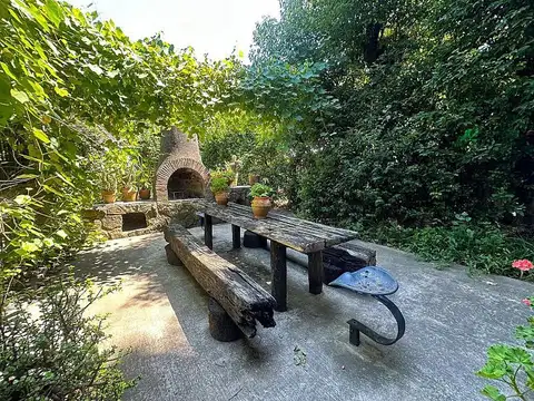 Importante propiedad sobre 3700 m2 de terreno en barrio El Trébol. La Unión, Ezeiza.