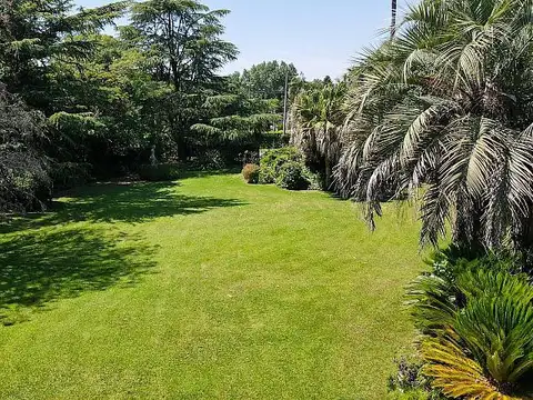 Importante propiedad sobre 3700 m2 de terreno en barrio El Trébol. La Unión, Ezeiza.