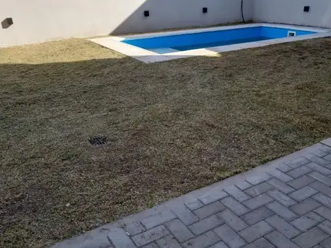 Casa 7 ambientes con 2 baños