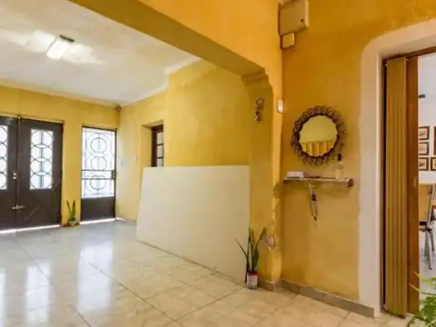 Casa 6 ambientes con 2 baños