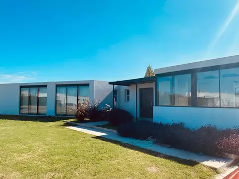 LUMINOSA CASA A ESTRENAR EN UNA PLANTA EN LOS ROBLES, HARAS SANTA MARIA, SOBRE 1114m2 DE TERRENO.