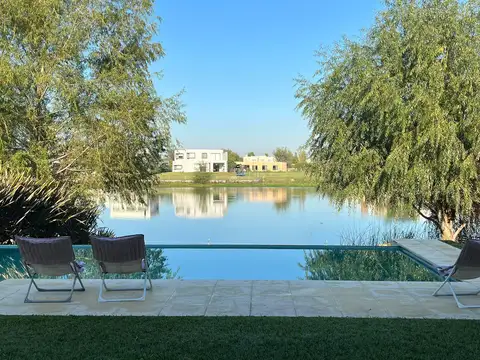 Casa 8 ambientes con 4 baños