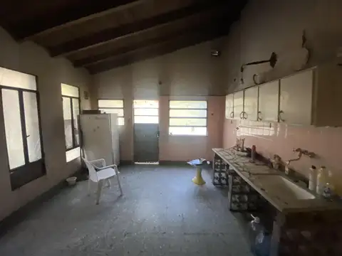 Casa en Villa Elisa a reciclar o demoler sobre dos amplios lotes.